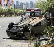 가로수 추돌해 뒤집힌 승용차