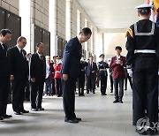 한국전 미국 전사자 명비에 묵념하는 한덕수 총리