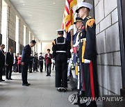 한덕수 국무총리, 한국전 미국 전사자 명비에 묵념