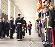 한덕수 총리, 한국전 미국 전사자 명비 헌화