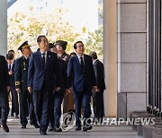 한국전 미국 전사자 명비 둘러보는 한덕수 국무총리