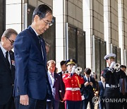 한덕수 국무총리, 한국전 미국 전사자 명비에 묵념