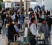 연휴 앞두고 붐비는 인천국제공항 출국장