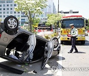 돌봄노인·요양보호사 탄 승용차 전복…"추돌 당했다"(종합)