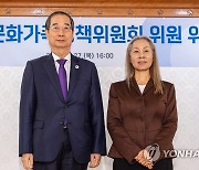 다문화 대책위원에 위촉된 가수 인순이 씨 한덕수 총리와 기념 촬영