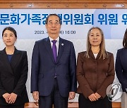 한덕수 국무총리 다문화 대책위원들과 함께