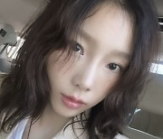 태연, 머리는 곱슬거려도 청순해...빛나는 투명한 피부