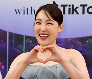 [TEN 포토] 이은지 '에너지 넘치는 하트'