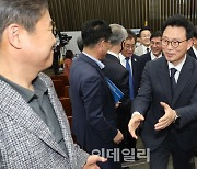 [포토]축하받는 박광온 신임 원내대표