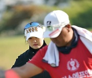 [Ms포토] 한지원 '캐디 이두호의 도움 받아 홀아웃'