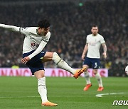 EPL 맨유와 경기 중 불발된 슈팅하는 손흥민