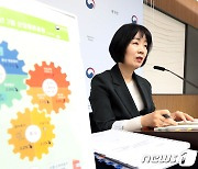 통계청, 2023년 3월 산업활동동향 발표하는 김보경 통계청 경제동향통계심의관