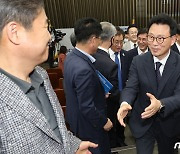 선출 축하 인사받는 박광온 신임 민주당 원내대표