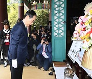 충무공 이순신 장군 탄신 478주년, 묵념하는 한덕수 국무총리