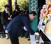 충무공 이순신 장군 탄신 478주년, 분향하는 한덕수 국무총리