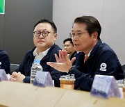 중대재해 예방 관련 현장 의견 수렴하는 이정식 장관