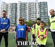 '팀 클린스만 vs 팀 벨' 아이들과 함께한 축구대표팀 감독 [TF사진관]