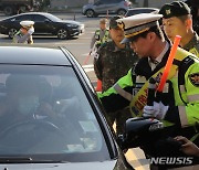 "숙취 운전 안돼요" 군·경, 출근 시간대 음주단속 실시 [뉴시스Pic]