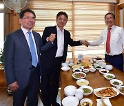 대구경북신공항 위해 손잡은 홍준표 이철우 김진열 김주수