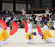 창경궁 명칭환원 40주년 기념 퍼레이드 관람하는 시민들