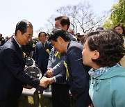 악수하는 한덕수 총리