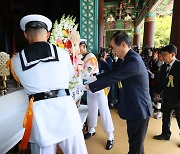 한덕수 총리, 충무공 이순신 장군 탄신 478주년 헌화