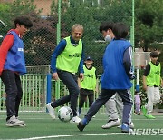 초등생과 축구하는 클린스만 감독