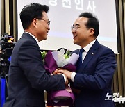 박광온 신임 원내내대표 '수고하셨습니다'