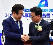 이재명 대표와 인사하는 박광온 신임 원내대표