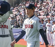 두산 김유성, 논란 끝에 프로 데뷔…SSG전 1이닝 무실점