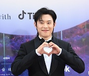 [T포토] 김성철 '귀여운 하트'