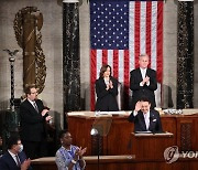 미국 상·하원 합동회의에서 인사하는 윤 대통령