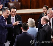 연설 마치고 의원들과 기념촬영