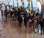 노동절 연휴 앞두고 붐비는 김포공항