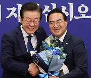 꽃다발 받는 박홍근 원내대표