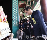 충무공 탄신 제478주년 기념행사에서 묵념하는 한덕수 총리