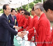 궁도 대회 출전한 궁사들 격려하는 한덕수 국무총리