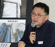 발언하는 한상진 민주노총 대변인