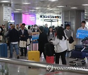 [르포] "돼지국밥 먹으러 왔어요" 황금연휴에 김해공항 입국장 북적