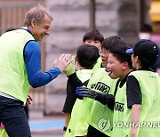 팀 선수들 격려하는 클린스만 감독