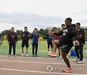 제기차기 즐기는 미군 공군 기상단