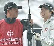 [Ms포토] 김우정 '비와 추위 정말 날씨 끝내주네요'