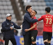 경남, 천안 2-1로 제압…9경기 연속 무패로 선두 탈환