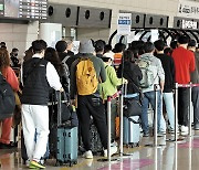 노동절 연휴 앞두고 공항 북적