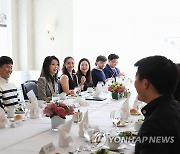 보스턴 유학 한국 학생들과 오찬 갖는 김건희 여사