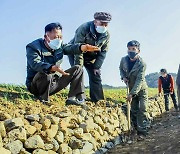 관개 체계 완비위한 공사 한창인 북한 곡산군 송림농장