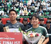 복식 정윤성·시미즈 유타 '준우승 트로피 들고'