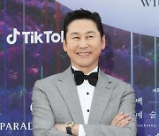 [왓IS] “호기심 많아 끊임없이 도전” 신동엽, ‘성+인물’ 방송 논란 저격?