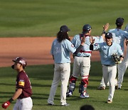 13년 만의 8연승·11년 만의 1위…최고의 4월 보낸 롯데