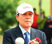 [MD포토] 시상식 참석한 KLPGA 김정태 회장